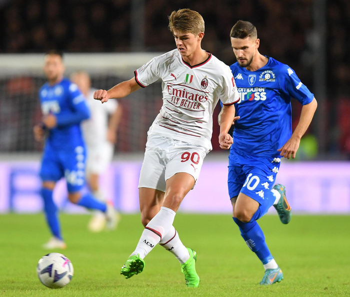 的后防线稳 的后防线稳